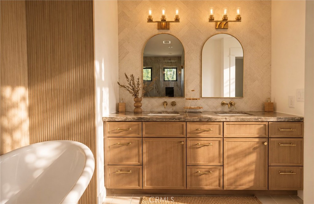 636 Bay Property Photo 23