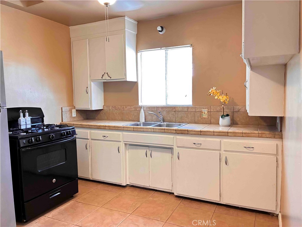 550 N Valencia Property Photo 4