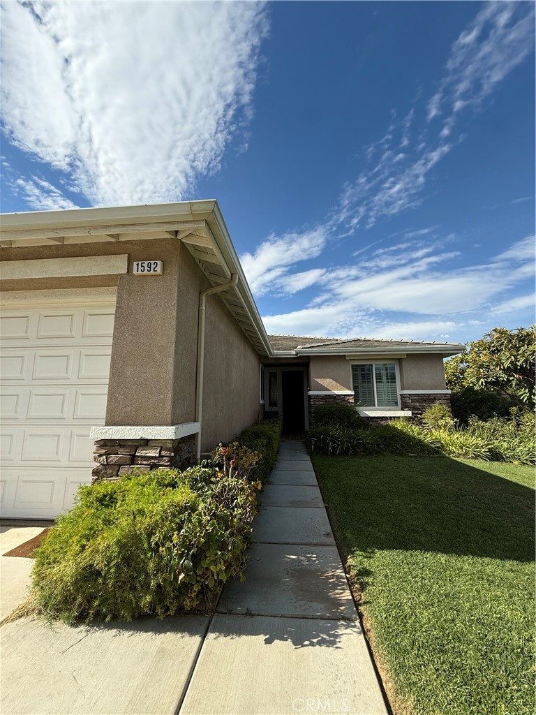 1592 Flora Property Photo 1