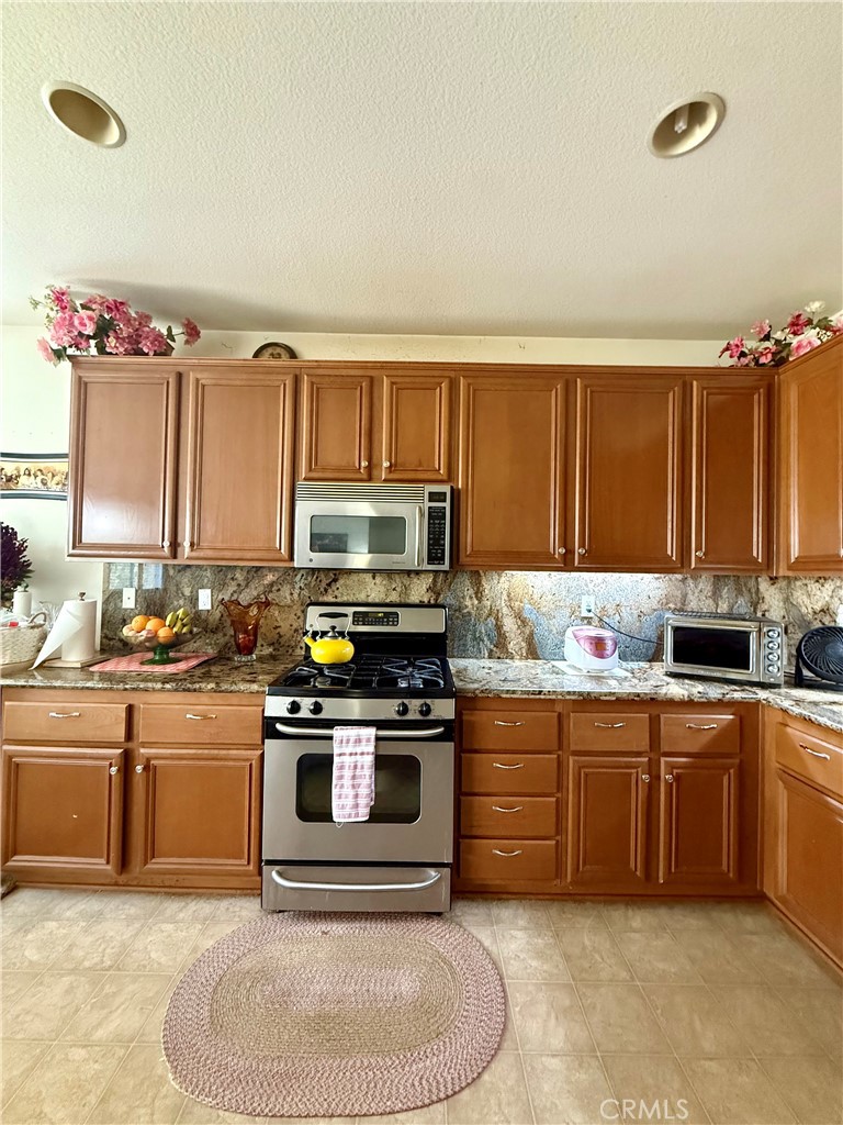 1592 Flora Property Photo 6