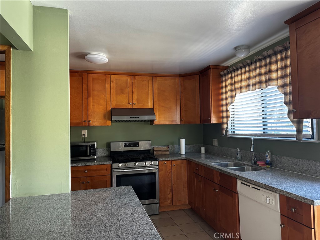 23301 Hamlin Property Photo 6