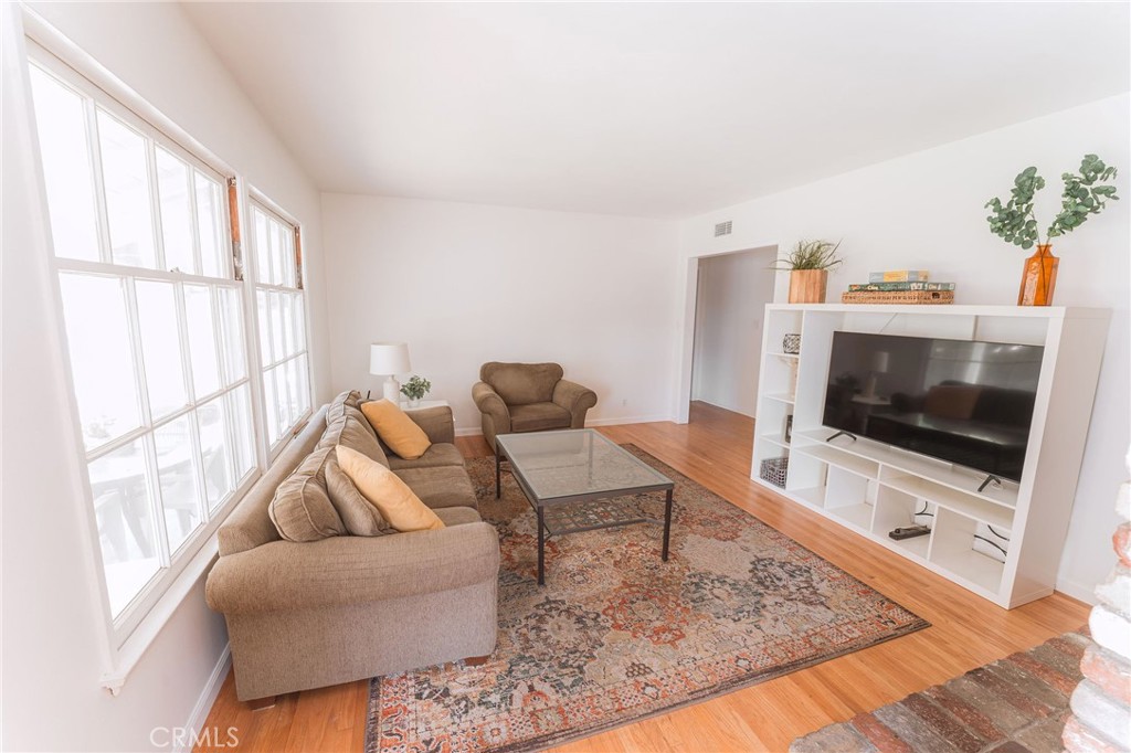 228 E Hurst Property Photo 6