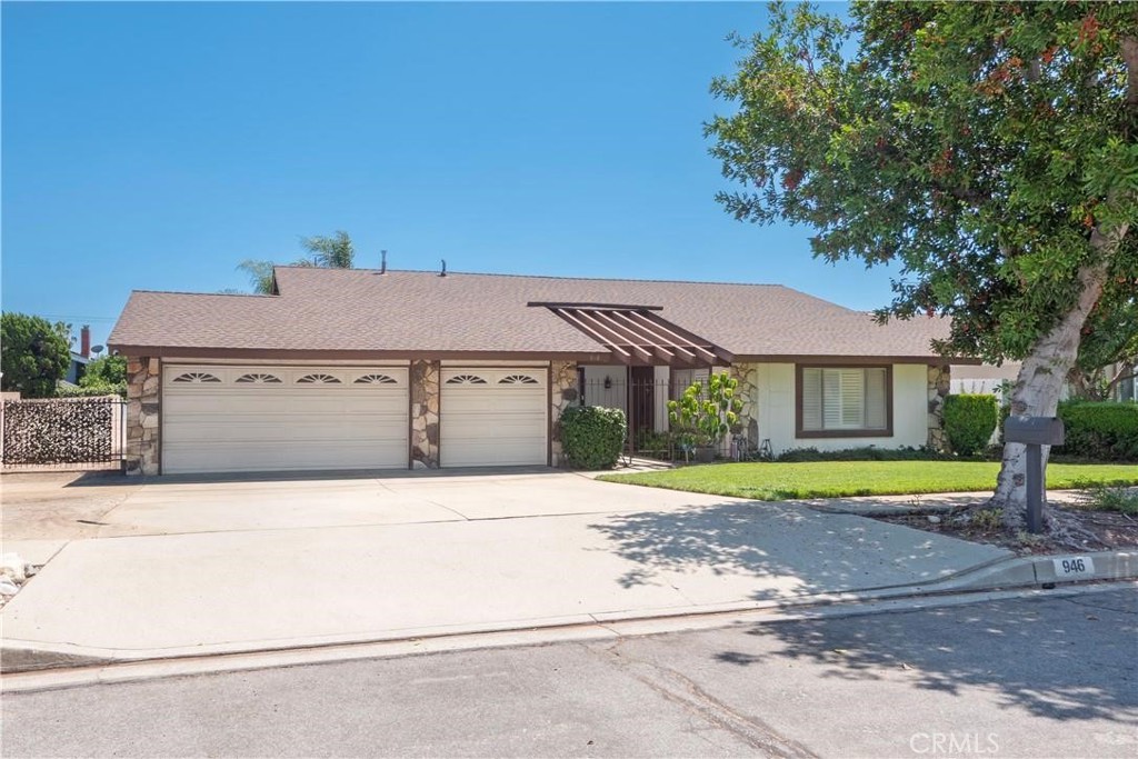 946 Coronado Property Photo 4