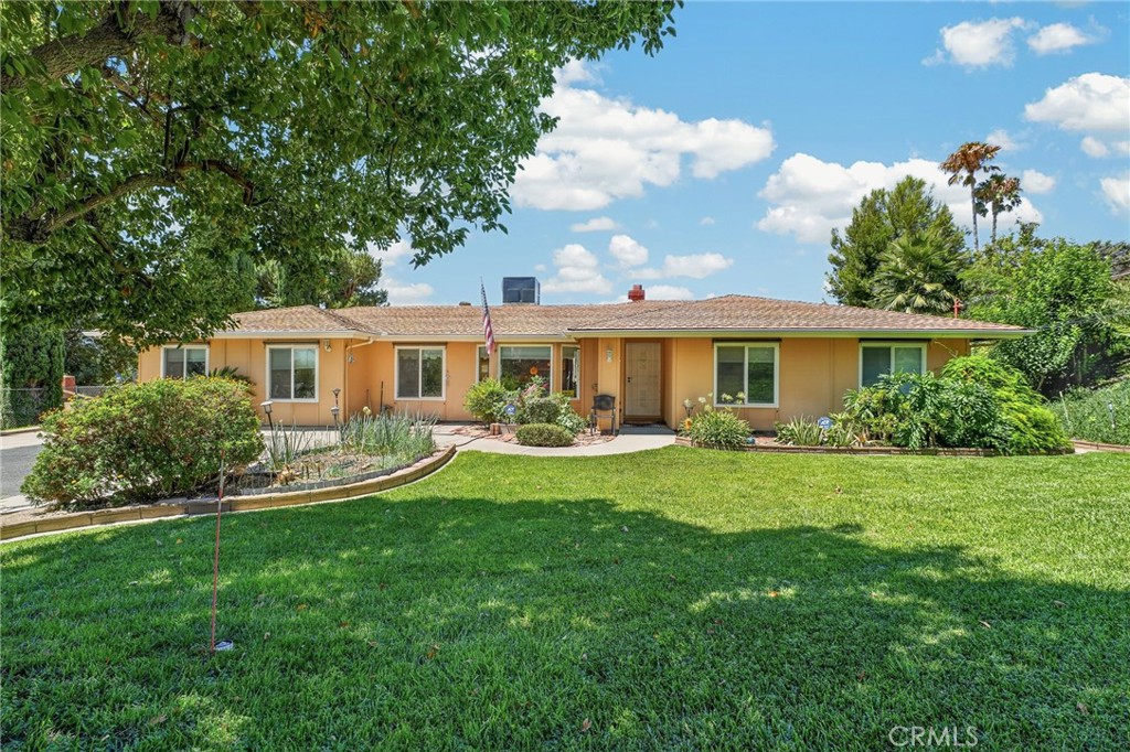 880 Kimbark Property Photo 4