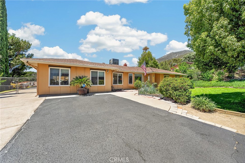 880 Kimbark Property Photo 6
