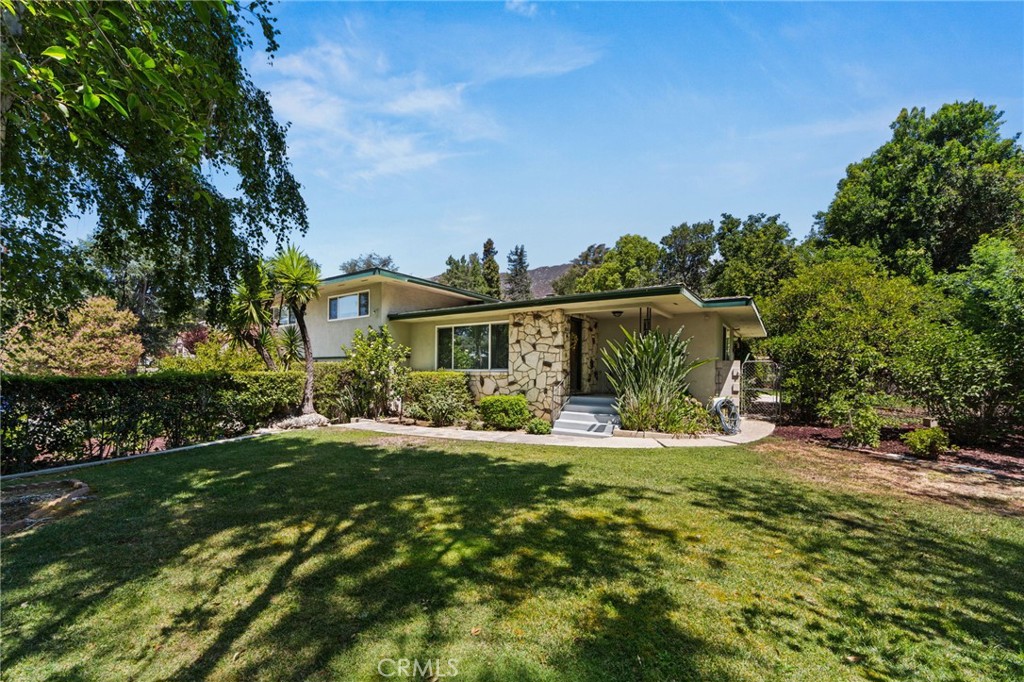 2449 Euclid Cres E Property Photo 2