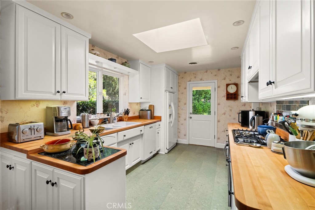 2449 Euclid Cres E Property Photo 10