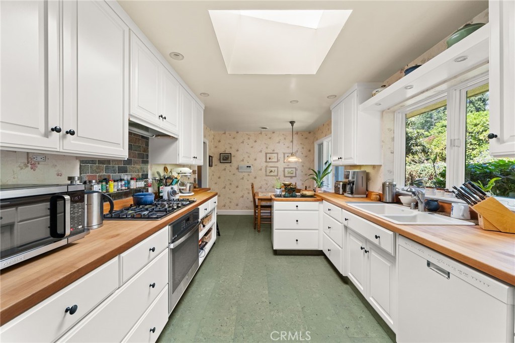 2449 Euclid Cres E Property Photo 11