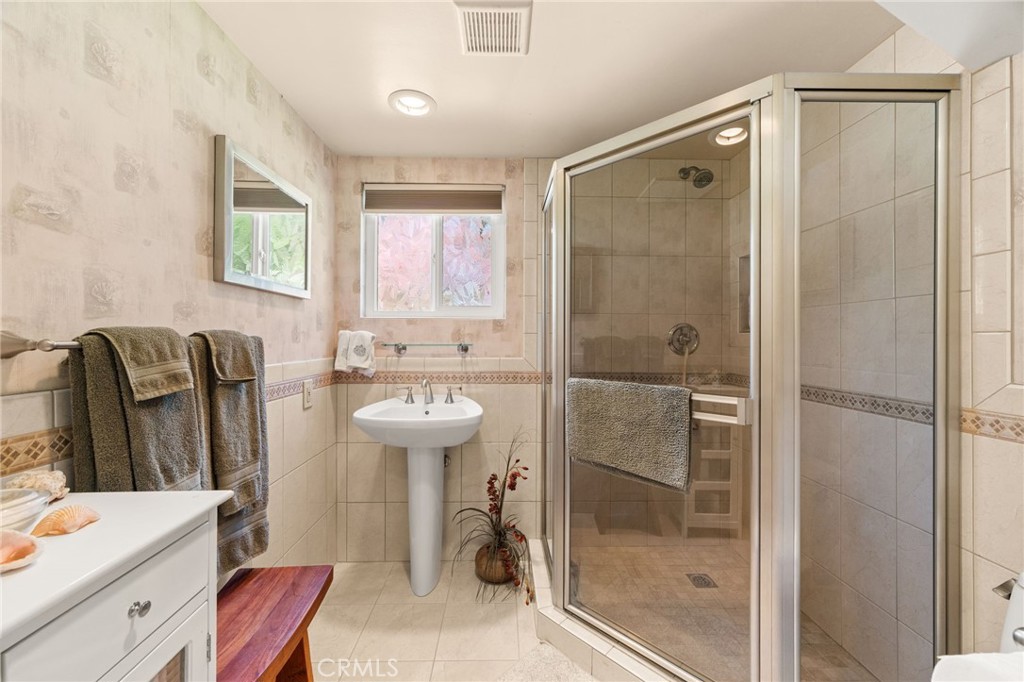 2449 Euclid Cres E Property Photo 13