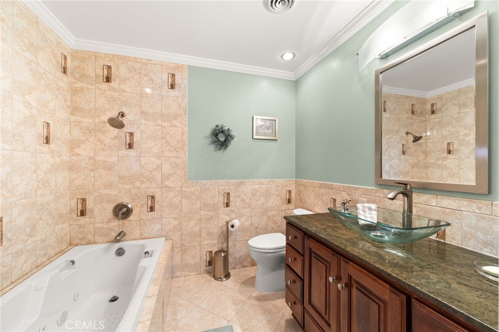 2449 Euclid Cres E Property Photo 18