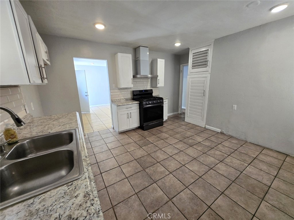 16466 Arrow Boulevard 2 Property Photo 6