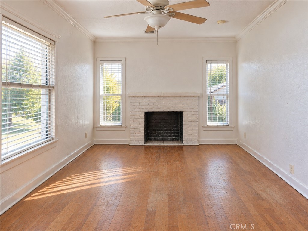 210 E 9th Property Photo 6