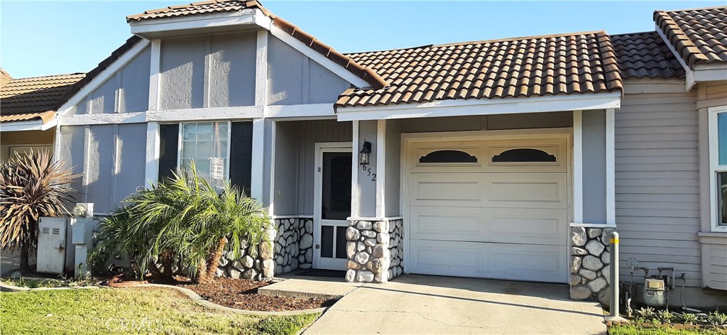 1652 Home Terrace Property Photo 2