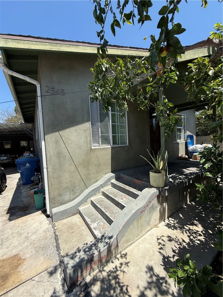2545 Zonal Avenue Property Photo 1