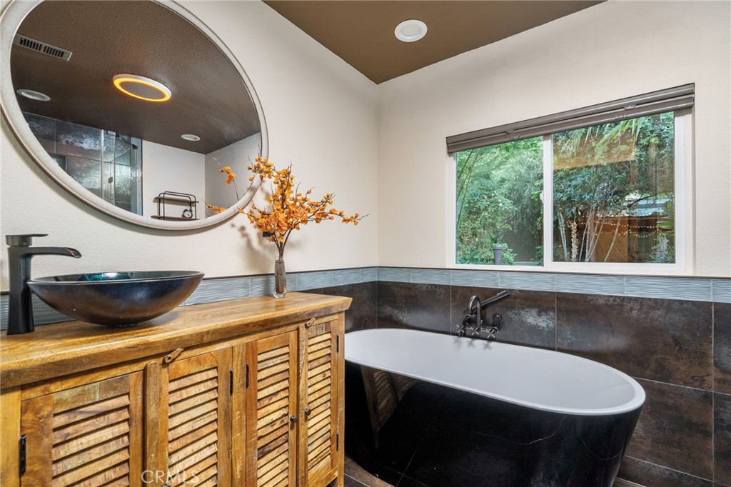 102 S Burnaby Drive Property Photo 15