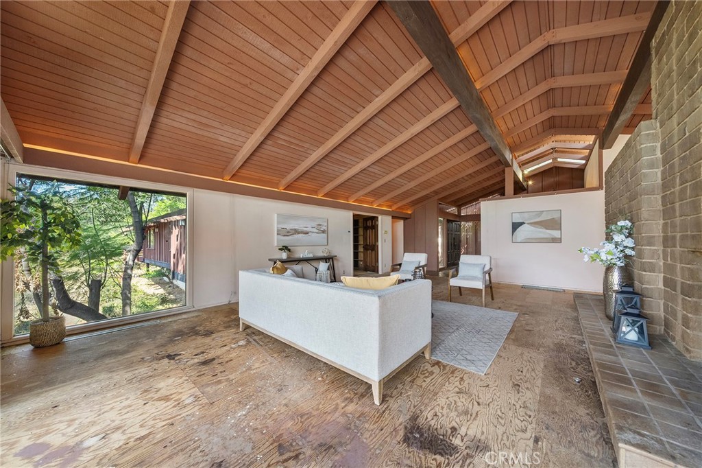 677 N Deodar Property Photo 12