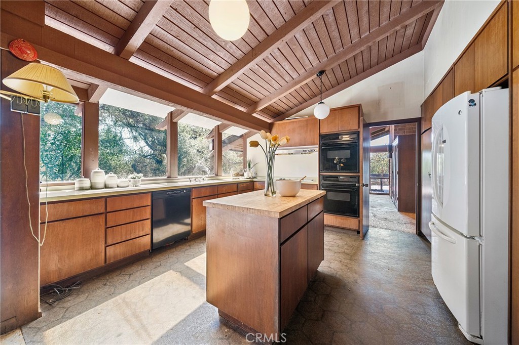 677 N Deodar Property Photo 16
