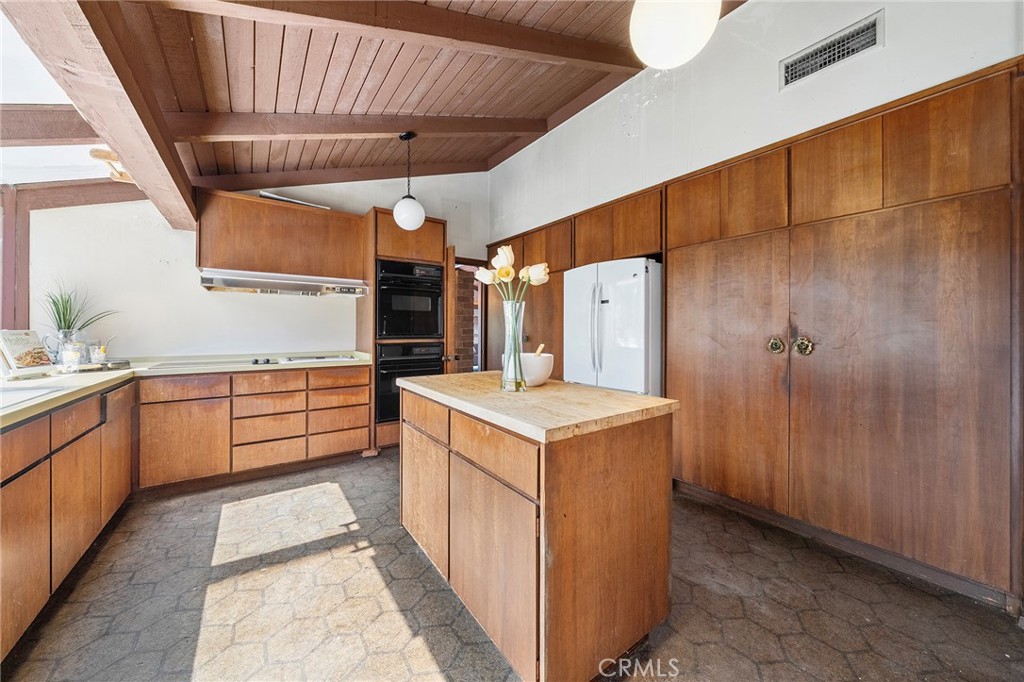 677 N Deodar Property Photo 19