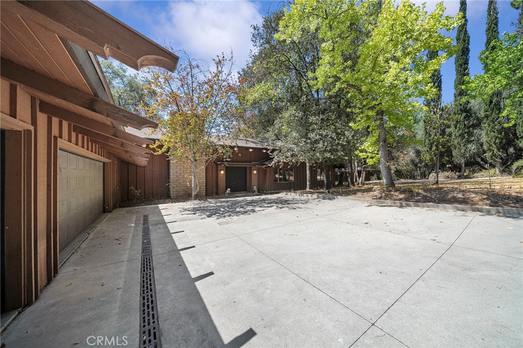 677 N Deodar Property Photo 30