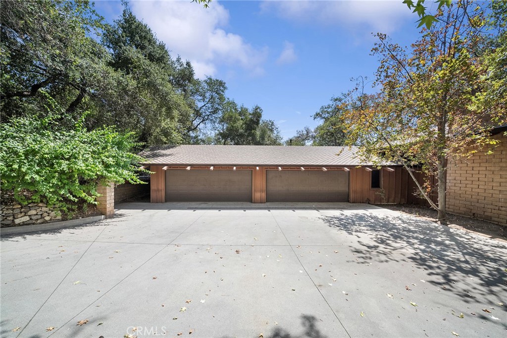 677 N Deodar Property Photo 31