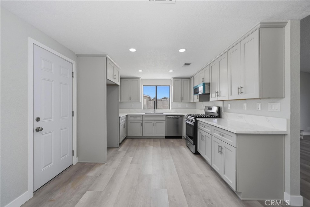18358 Catalpa Property Photo 13