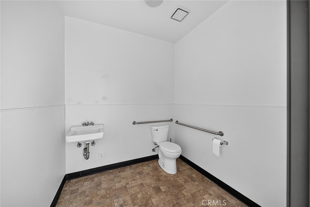 590 E Arrow B Property Photo 24