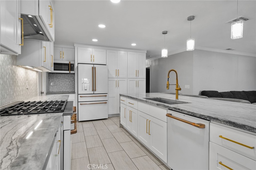 9954 Albany Property Photo 11