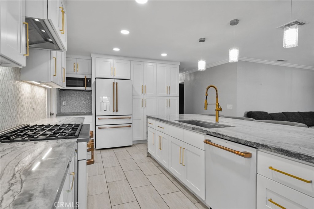 9954 Albany Property Photo 11