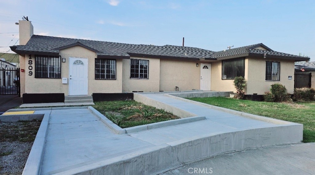 1809 E Danes Drive Property Photo 1