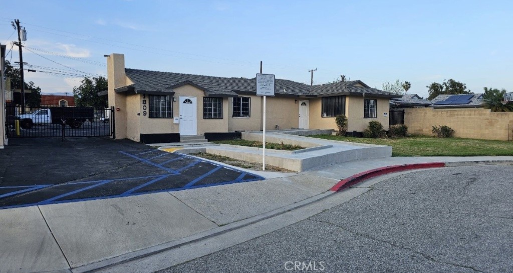 1809 E Danes Drive Property Photo 2