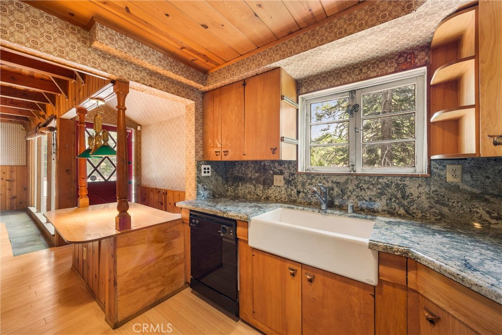 320 Flower Drive Property Photo 6