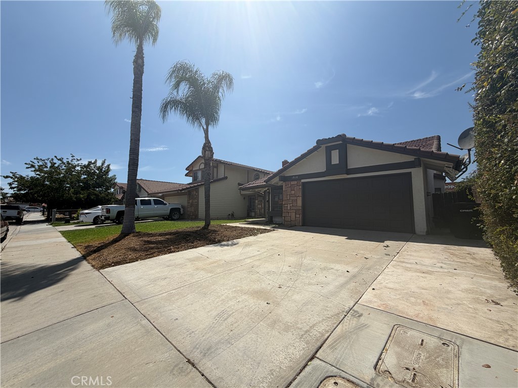 1910 Summertree Drive Property Photo 1