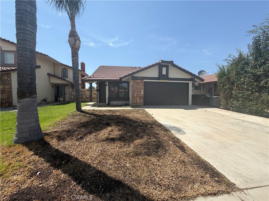 1910 Summertree Drive Property Photo 2