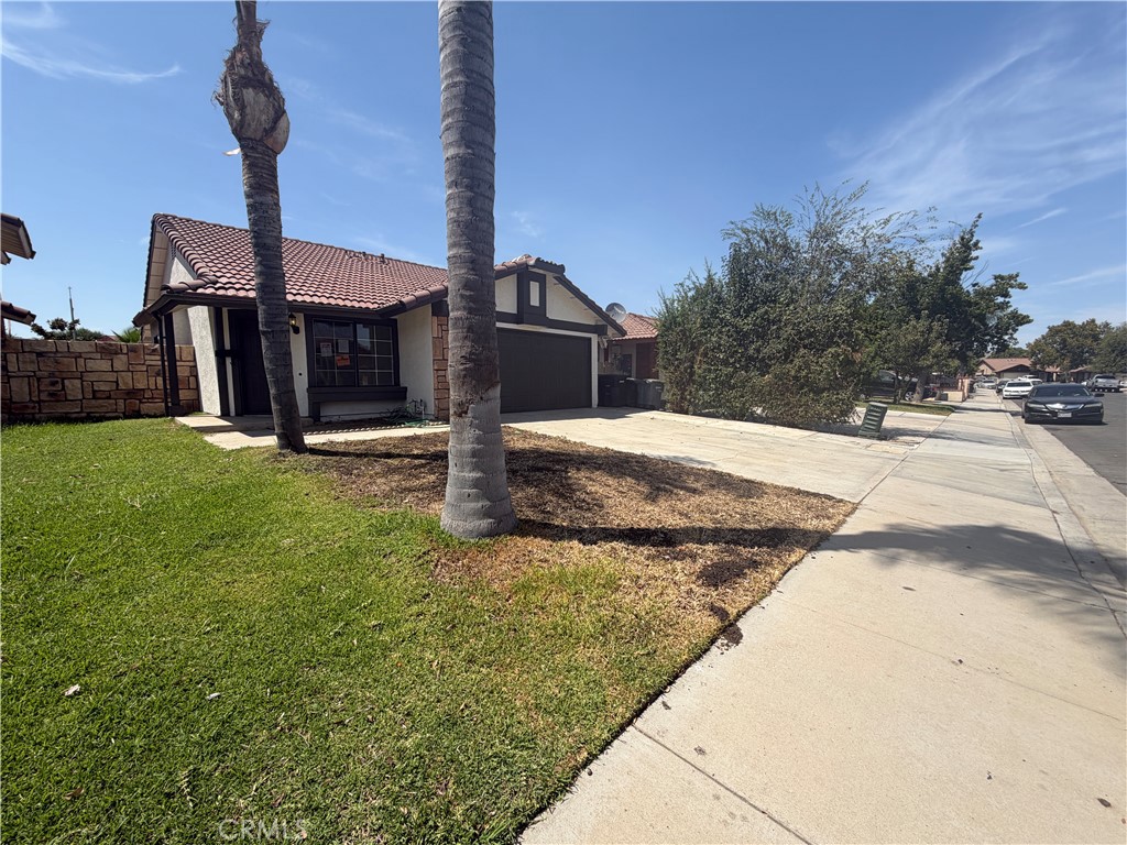 1910 Summertree Drive Property Photo 3