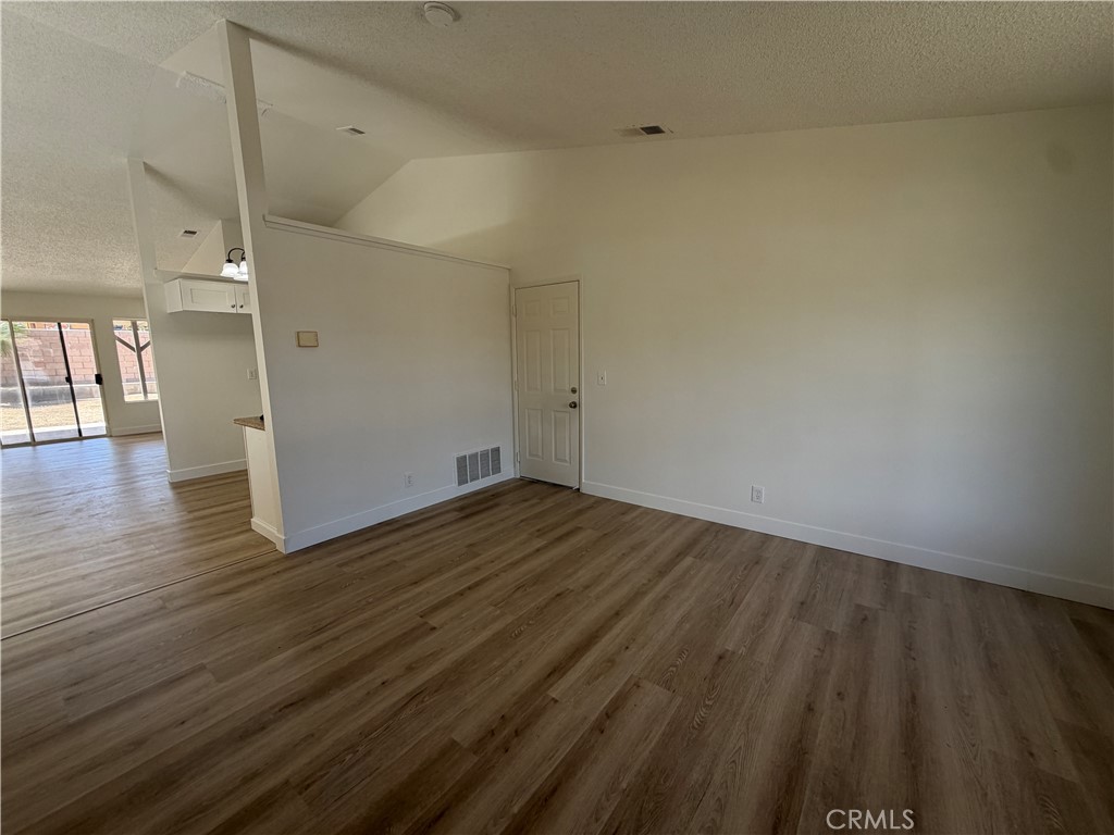 1910 Summertree Drive Property Photo 4