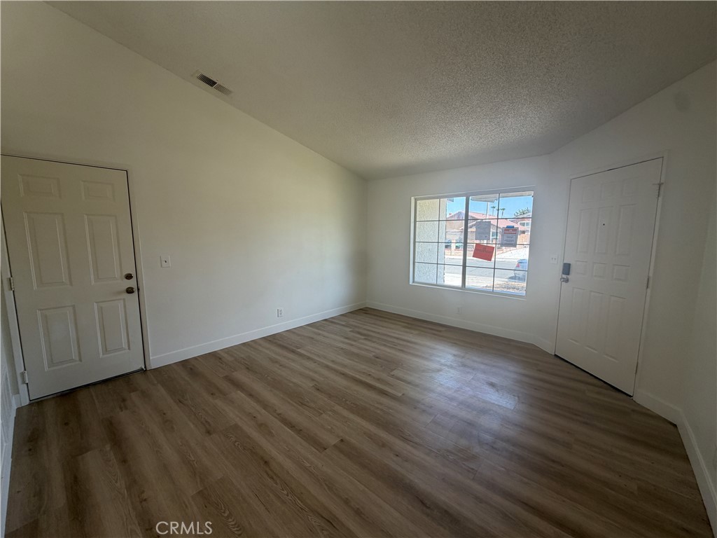 1910 Summertree Drive Property Photo 6