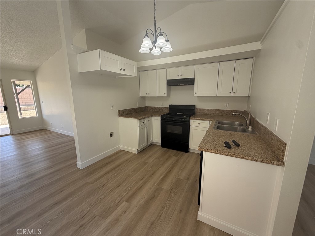 1910 Summertree Drive Property Photo 7