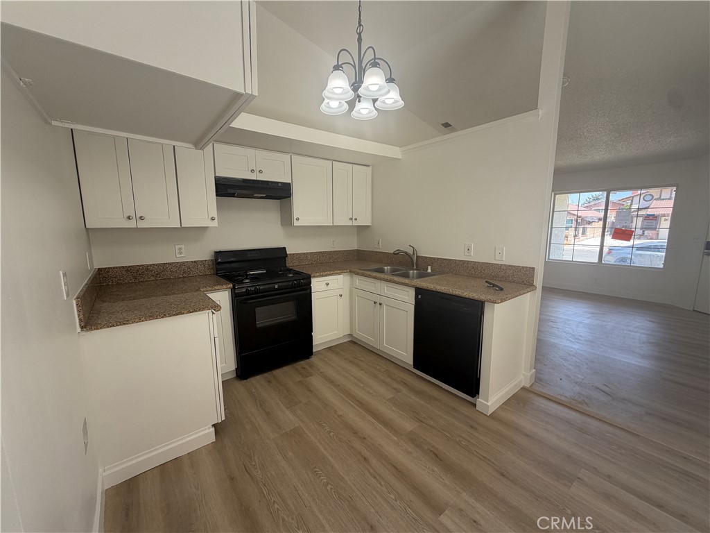 1910 Summertree Drive Property Photo 8