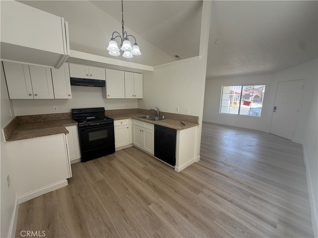 1910 Summertree Drive Property Photo 9