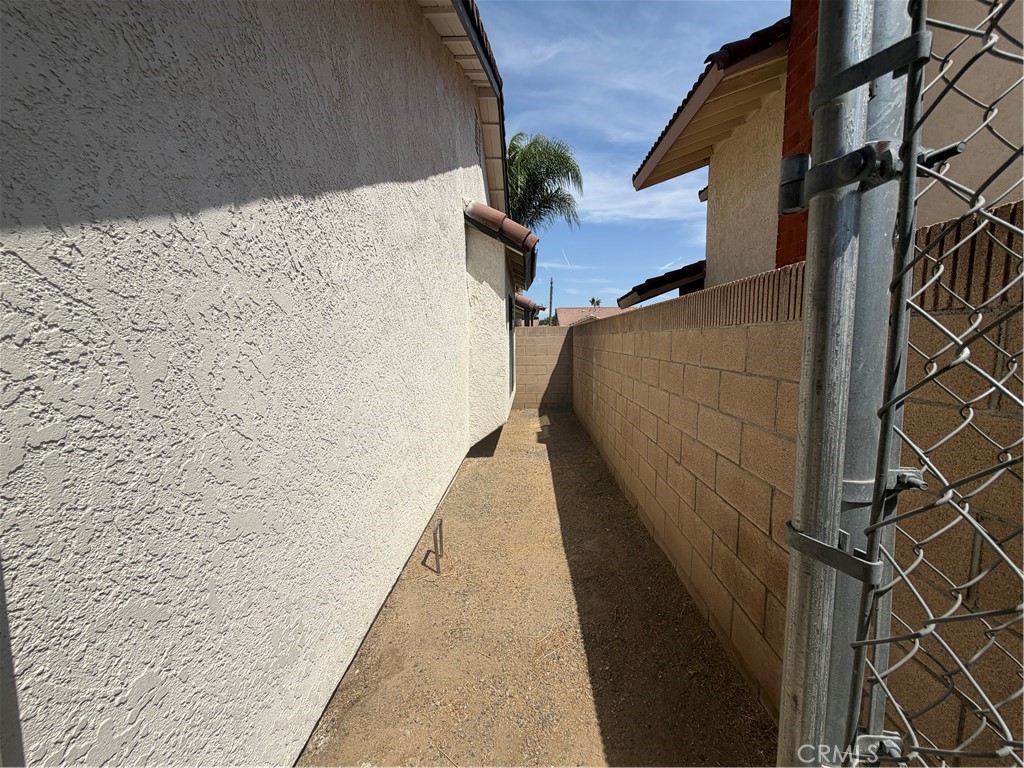 1910 Summertree Drive Property Photo 27