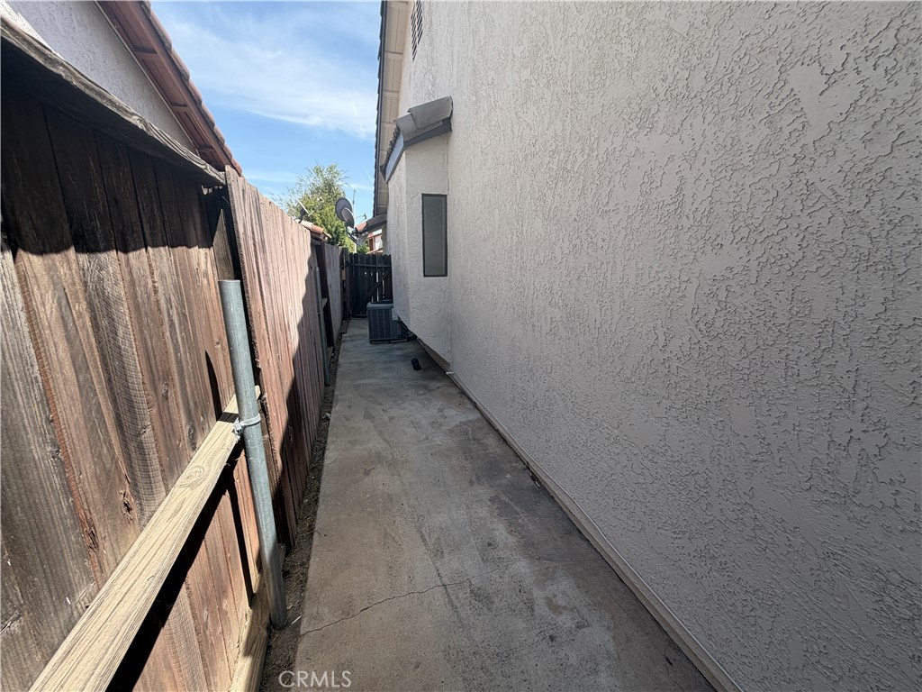 1910 Summertree Drive Property Photo 31