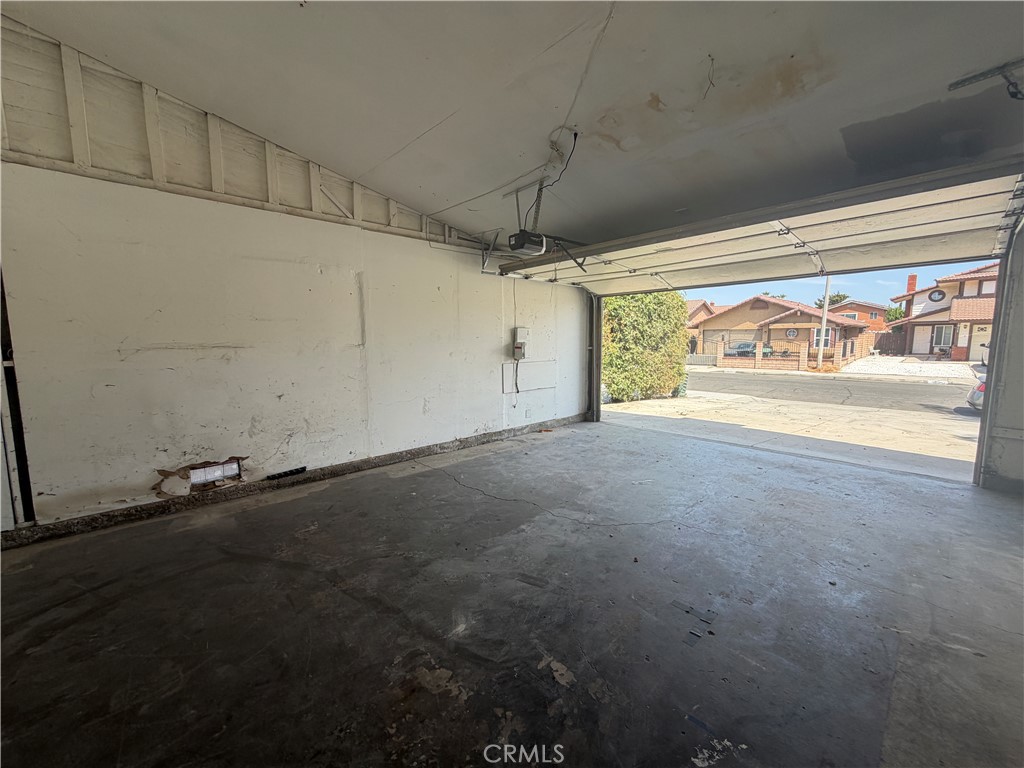 1910 Summertree Drive Property Photo 33