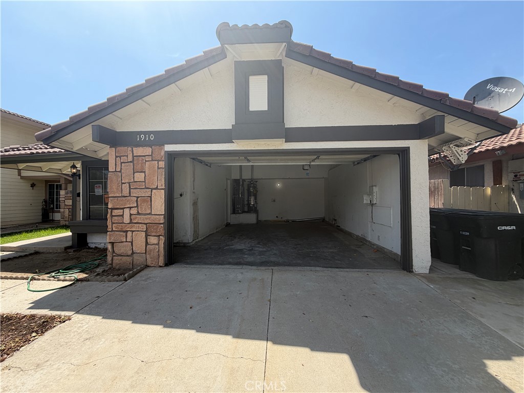 1910 Summertree Drive Property Photo 36