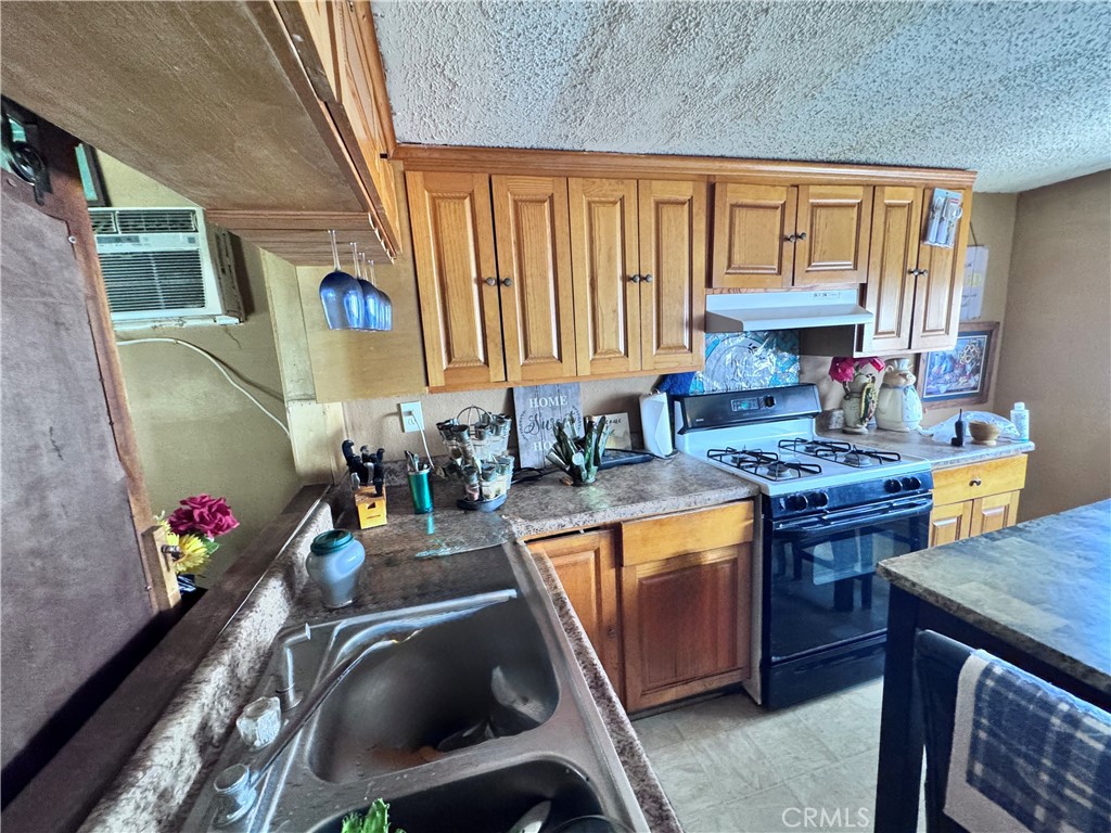 16860 Slover Property Photo 8