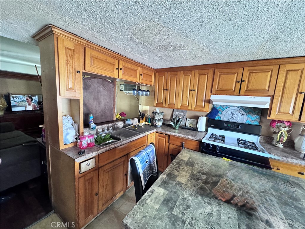 16860 Slover Property Photo 10