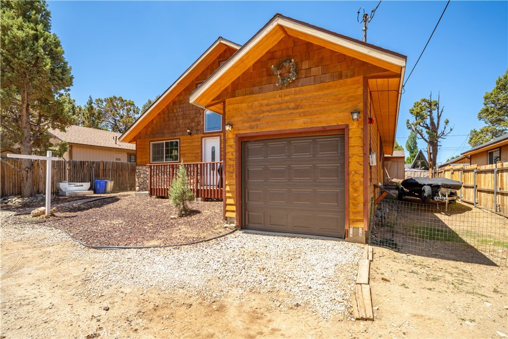 969 Hemlock Property Photo 3