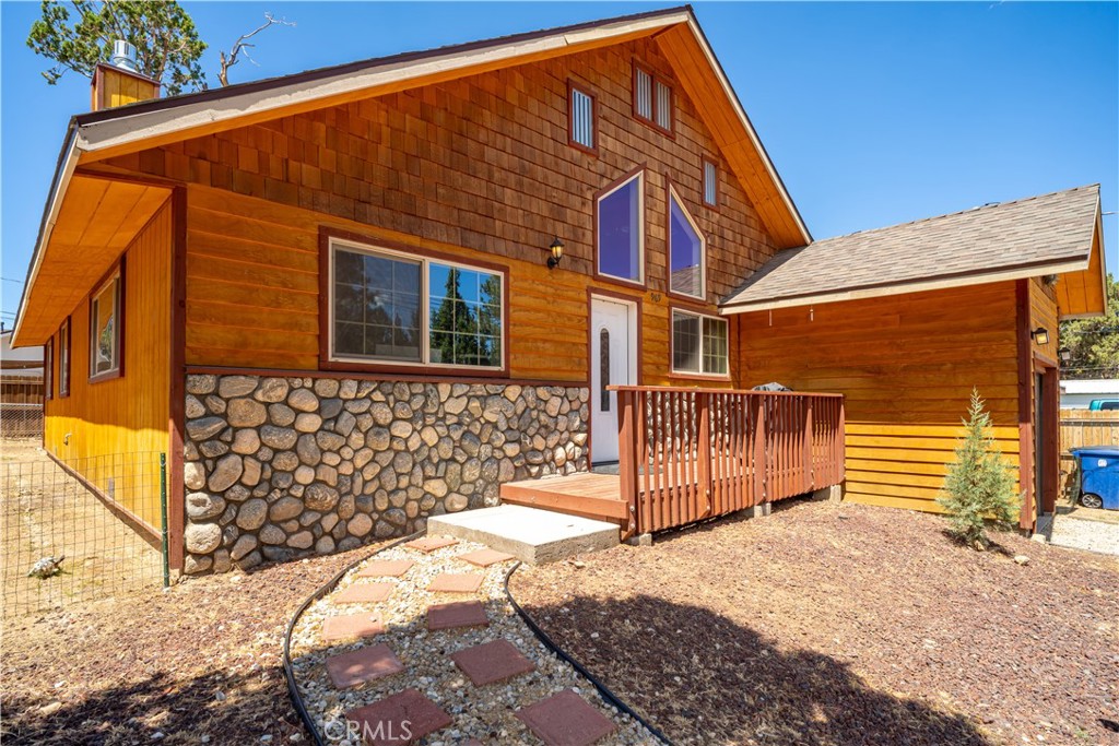 969 Hemlock Property Photo 4