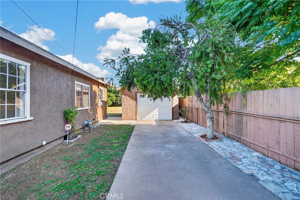 921 W Grand Property Photo 24