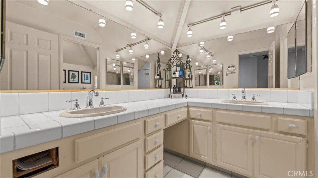 2184 Eiffel Circle Property Photo 43