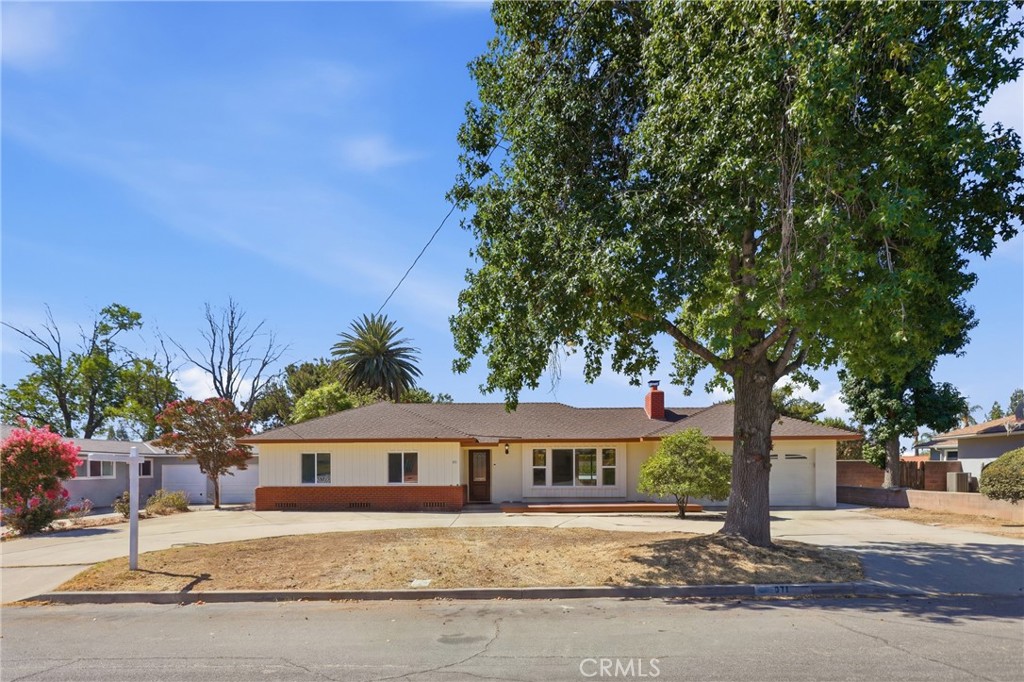 371 E Mariposa Drive Property Photo 2